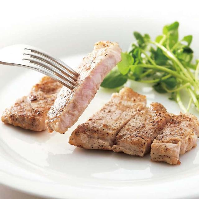 沖縄琉球ロイヤルポーク ロースステーキ（ロースステーキ80gx4x2 計640g） 飼育に大麦 甘藷（いも） 木酢酸粉末等を入れることにより肉質が良く 豚特有の臭いの少ない美味しい豚肉です お歳暮 お中元 お土産 ご進物 ギフト 贈り物に最適 ※離島は配送不可 7240100の通販は