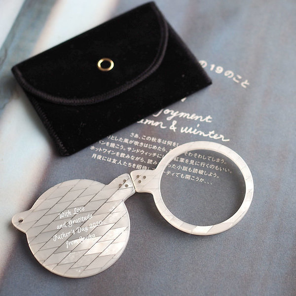 【名入れ無料】メッセージが入る ペンダントルーペ ホワイト 名入れ でオシャレなギフト 面白い贈り物 敬老の日【送料無料】の通販は