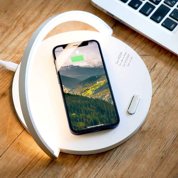 名入れ無料 プレゼントに最適なおしゃれで便利なデジタルグッズ Qi ワイヤレス充電器 スタンドライト ホワイト メッセージが入るからの通販はau Pay マーケット スマートギフト
