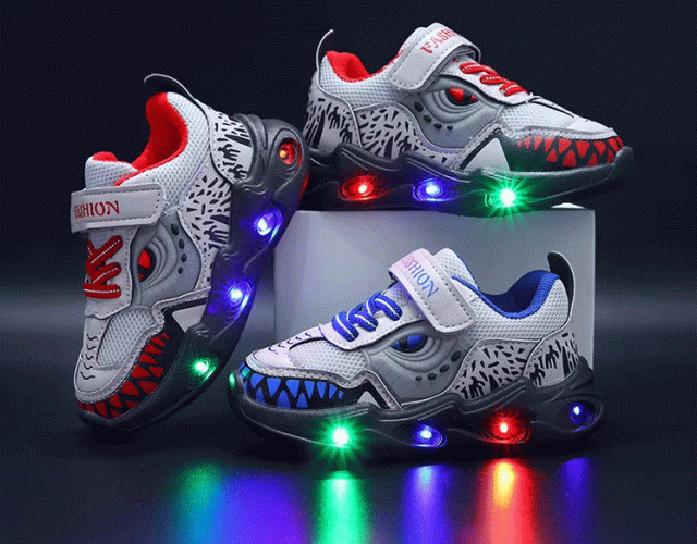 【029】 光るスニーカー File:LEDで光るスニーカー (16935597357).jpg - Wikimedia Commons