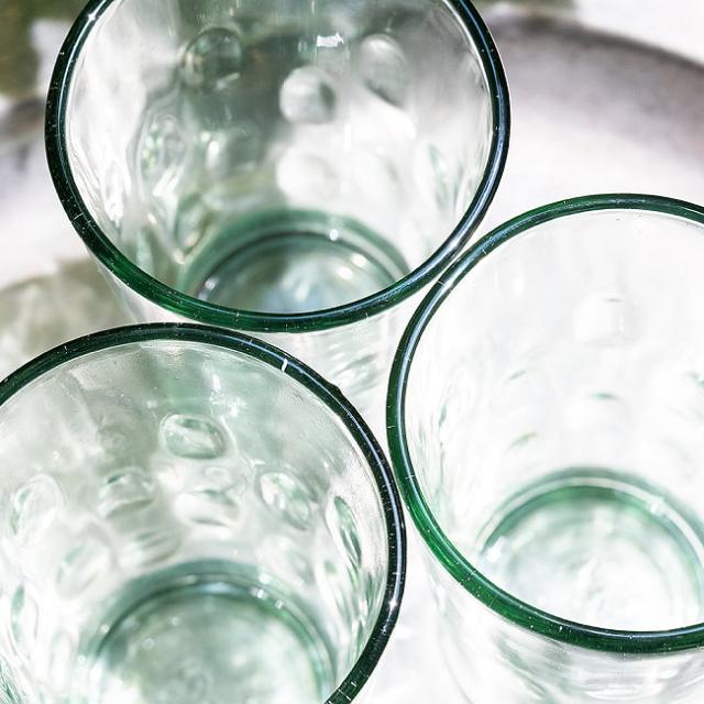 インドのチャイ カップ 装飾つき 直径 6 5cm程度 高さ 9 5cm程度 チャイカップ チャイコップ インド食器 アジアン食器 アジア雑貨 グラの通販はau Pay マーケット インド アジアの雑貨と衣料 Tirakita