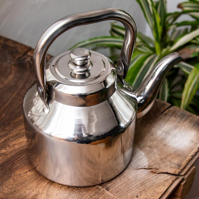 【チャイ20杯分くらい】レトロケトル インドのやかん 1500cc程度 / ヤカン 薬罐 調理器具 食器 アジアン食品 エスニック食材の通販は 【チャイ20杯分くらい】レトロケトル インドのやかん 1500cc程度 / ヤカン 薬罐 調理器具 食器 アジアン食品 エスニック食材の通販は