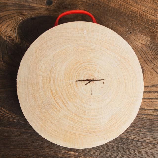 【送料無料】 タイの屋台まな板 タマリンド一枚板 直径23cm 2.7kg タイの食文化を支える分厚いプロ仕様 / カッティングボード チョッピングボード 木製 丸型 厚手 食器 通販 アジア アジアン食品 エスニック食材_3