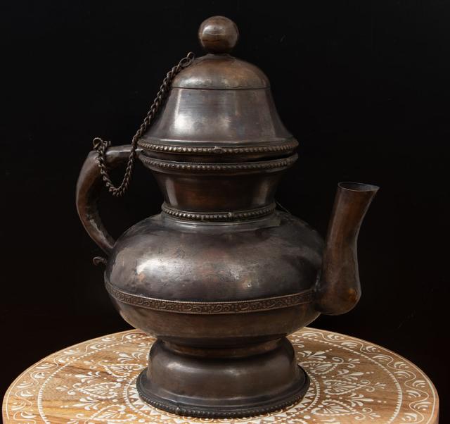 【送料無料】 アンティーク カルワ karuwa ネパール伝統の水差し ティーポット 高さ 30cm 1200g【非食品 装飾用】 / デコレーション用 ネパールのアンティーク インド 調理器具 食器 アジアン食品 エスニック食材