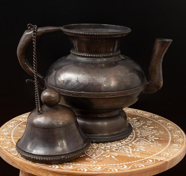 【送料無料】 アンティーク カルワ karuwa ネパール伝統の水差し ティーポット 高さ 30cm 1200g【非食品 装飾用】 / デコレーション用 ネパールのアンティーク インド 調理器具 食器 アジアン食品 エスニック食材