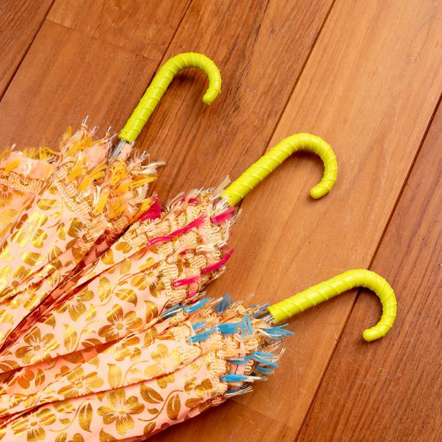 【送料無料】 【お得な50個SET】カラフルフリンジがついた インドの ゴールデンフラワー傘 日傘 直径73cm程度 / デコレーション 仮装 インド傘 パラソル バリの傘 インド日傘 アジアン インテリア エスニック_9