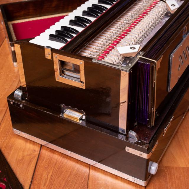 【送料無料】 【Kartar Music House社製】ポップアップハルモニウム 32鍵 2リード 3ドローンタイプ / Harmonium ピアノ インド 楽器 鍵盤楽器 民族楽器 インド楽器 エスニック楽器 ヒーリング楽器_10