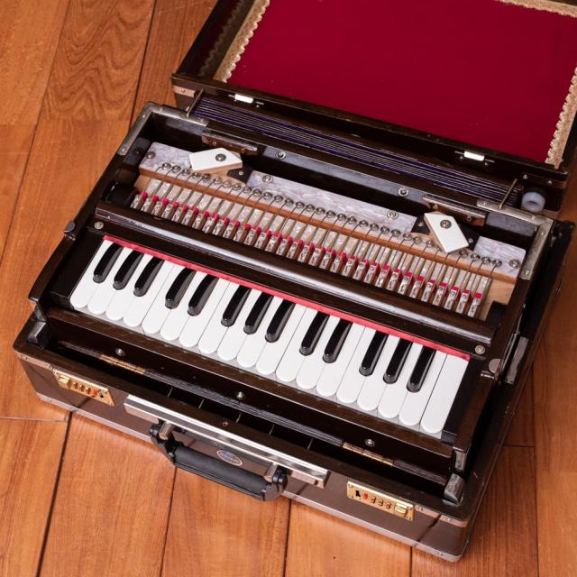 【送料無料】 【Kartar Music House社製】ポップアップハルモニウム 32鍵 2リード 3ドローンタイプ / Harmonium ピアノ インド 楽器 鍵盤楽器 民族楽器 インド楽器 エスニック楽器 ヒーリング楽器_14