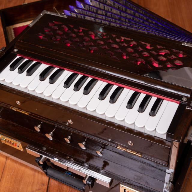 【送料無料】 【Kartar Music House社製】ポップアップハルモニウム 32鍵 2リード 3ドローンタイプ / Harmonium ピアノ インド 楽器 鍵盤楽器 民族楽器 インド楽器 エスニック楽器 ヒーリング楽器_1