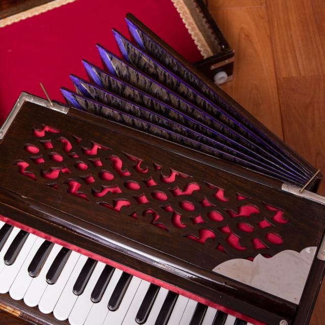 【送料無料】 【Kartar Music House社製】ポップアップハルモニウム 32鍵 2リード 3ドローンタイプ / Harmonium ピアノ インド 楽器 鍵盤楽器 民族楽器 インド楽器 エスニック楽器 ヒーリング楽器_3