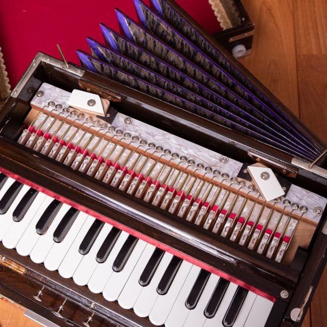 【送料無料】 【Kartar Music House社製】ポップアップハルモニウム 32鍵 2リード 3ドローンタイプ / Harmonium ピアノ インド 楽器 鍵盤楽器 民族楽器 インド楽器 エスニック楽器 ヒーリング楽器_4