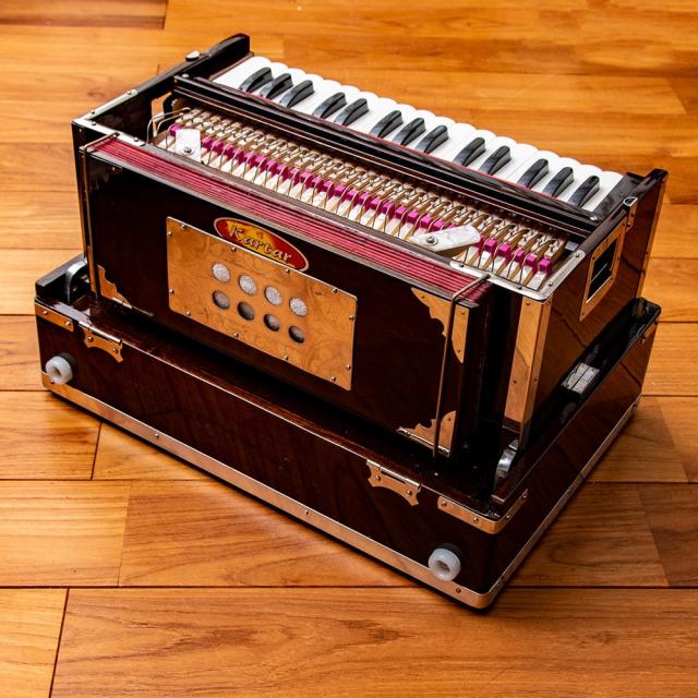 【送料無料】 【Kartar Music House社製】ポップアップハルモニウム Calcuha 3ドローンタイプ / Harmonium ピアノ インド 楽器 鍵盤楽器 民族楽器 インド楽器 エスニック楽器 ヒーリング楽器_3
