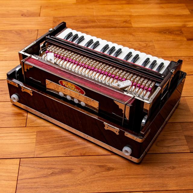 【送料無料】 【Kartar Music House社製】ポップアップハルモニウム Calcuha 3ドローンタイプ / Harmonium ピアノ インド 楽器 鍵盤楽器 民族楽器 インド楽器 エスニック楽器 ヒーリング楽器_6