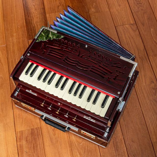 【送料無料】 【Kartar Music House社製】ポップアップハルモニウム クイックアクセスタイプ / Harmonium ピアノ インド 楽器 鍵盤楽器 民族楽器 インド楽器 エスニック楽器 ヒーリング楽器の通販は