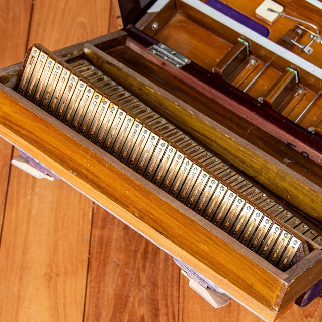 【送料無料】 【Kartar Music House社製】ポップアップハルモニウム クイックアクセスタイプ / Harmonium ピアノ インド 楽器 鍵盤楽器 民族楽器 インド楽器 エスニック楽器 ヒーリング楽器の通販は