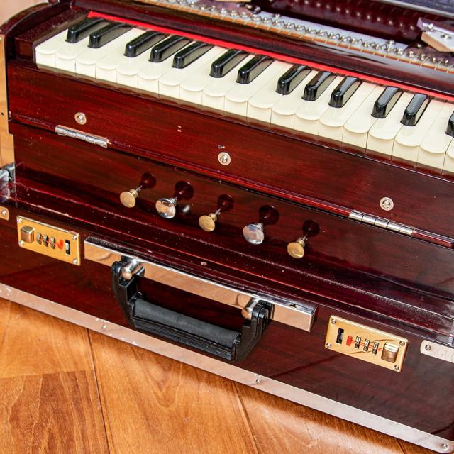 【送料無料】 【Kartar Music House社製】ポップアップハルモニウム クイックアクセスタイプ / Harmonium ピアノ インド 楽器 鍵盤楽器 民族楽器 インド楽器 エスニック楽器 ヒーリング楽器の通販は