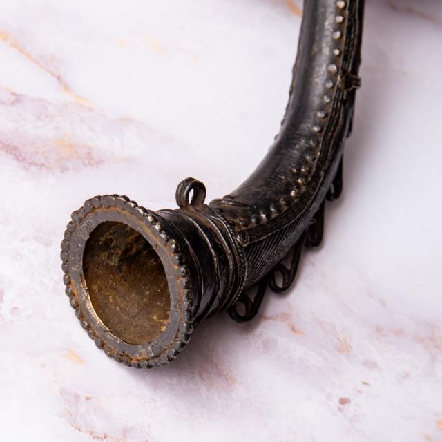 【送料無料】 トゥラヒ（turahi） ドクラ鋳造のメタルホーン インドの民俗ラッパ 32cm / Turahi インド民俗楽器 管楽器 民族楽器 インド楽器 エスニック楽器 ヒーリング楽器_3