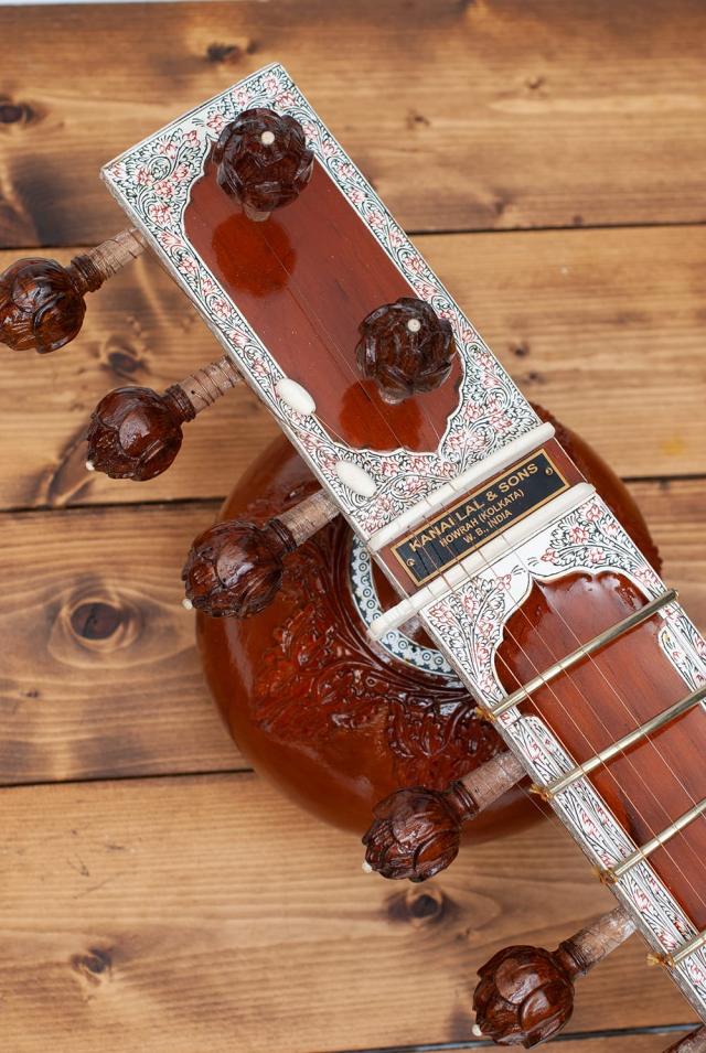 【送料無料】 一流メーカー製シタールセット（ダブルトゥンバ）（Kanailal ＆ Sons） / ダブルトゥンバシタール Sitar インド 楽器 民族楽器 インド楽器 エスニック楽器 ヒーリング楽器_1