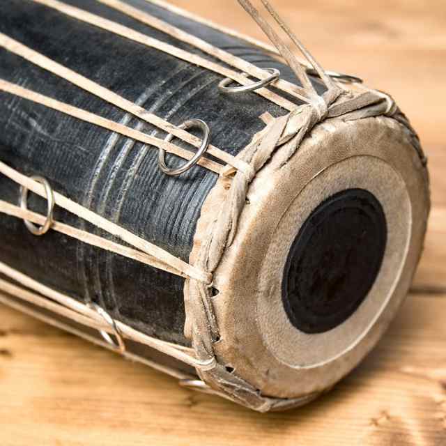 【送料無料】 ネパールの民族打楽器 マダル / 太鼓 ドラム インド 民族楽器 インド楽器 エスニック楽器 ヒーリング楽器｜au PAY マーケット