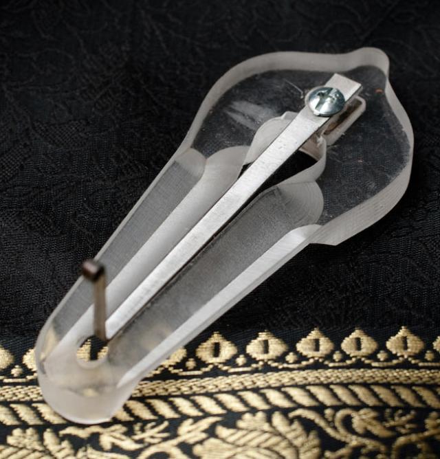 【送料無料】 アクリル ベトナム口琴 / ダンモイ モールシン jaw harp 民族楽器 インド楽器 エスニック楽器 ヒーリング楽器の通販は