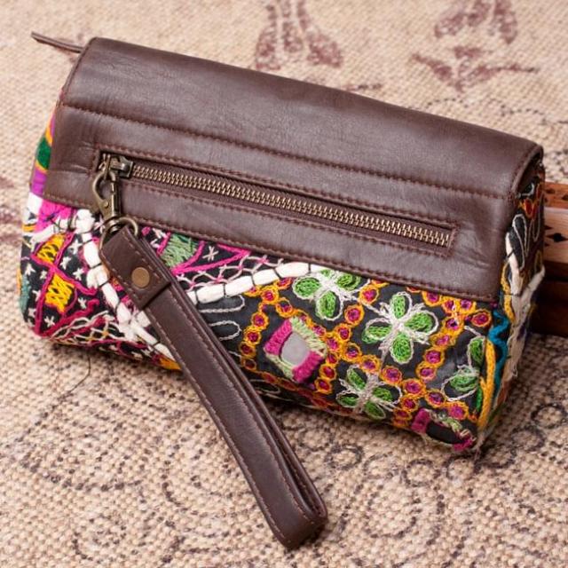 送料無料】 〔一点物〕伝統を紡いだ カッチ刺繍のクラッチウォレット