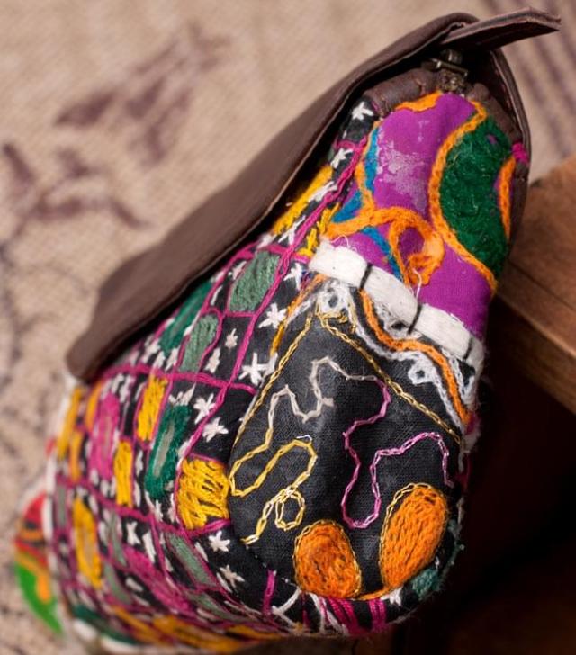 送料無料】 〔一点物〕伝統を紡いだ カッチ刺繍のクラッチウォレット