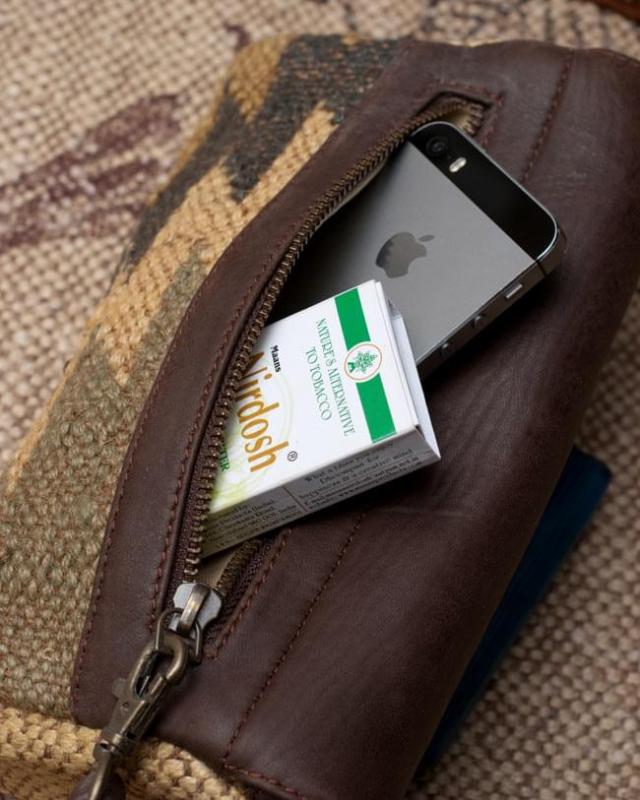 【送料無料】 〔一点物〕伝統を紡いだ カッチ刺繍のクラッチウォレット / Kutch Gujarat 鏡 Bag Pouch Wallet グジャラート ミラー刺繍 バッグ パッチワーク ラバリ族 アジア ヘンプ 財布 小銭入れ ケース ネパール フェルト ポーチ エスニック インド 送料無料】 〔一点物〕伝統を紡いだ カッチ刺繍のクラッチウォレット