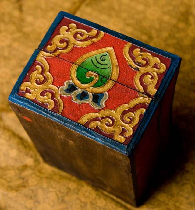 送料無料】 チベットの伝統小物入れ 龍（凹型） / 木箱 匠 亡命 