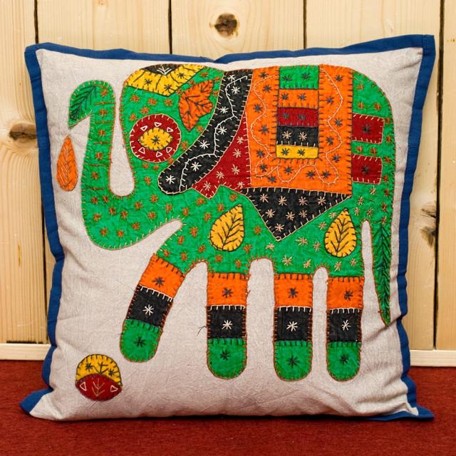 ラジャスタン刺繍のクッションカバー 象さん ネイビー エレファント パッチワーク アジアン 布 インド ファブリック エスニックの通販はau Pay マーケット インド アジアの雑貨と衣料 Tirakita