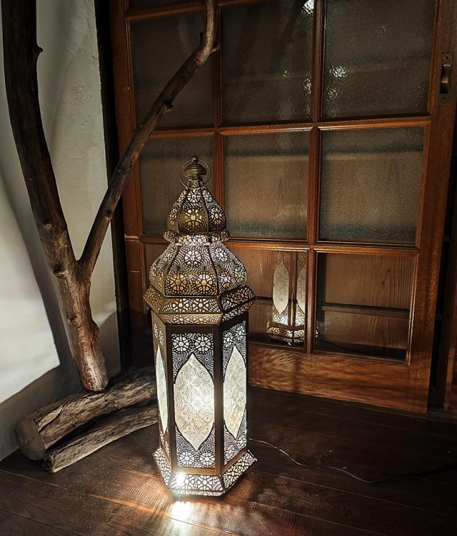 【送料無料】 モロカンスタイルのゴールドフロアランタン【高さ 65cm】 / アラビアランプ モロカンランプ ペンダントライト シーリングライト TIRAKITA(ティラキタ) アジアン キャンドル スタンド インテリア エスニックの通販は 41,780円