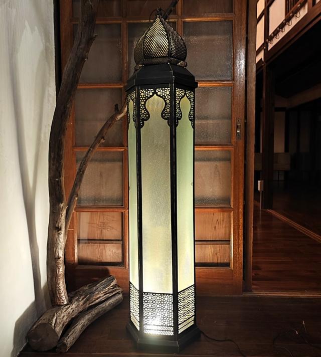 【送料無料】 モロカンスタイルのフロアランプ ブラック【高さ：121cm 特大 再入荷なし】 / アラビアランプ モロカンランプ ランタン ペンダントライト シーリングライト TIRAKITA(ティラキタ) アジアン キャンドル スタンド インテリア エスニック