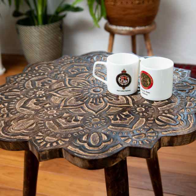 フラワーマンダラの彫刻が美しいサイドテーブル（マンゴーウッド