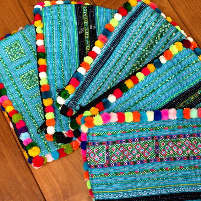 ぽんぽん付きモン族の刺繍ポーチ / バッグ メイクボックス 財布
