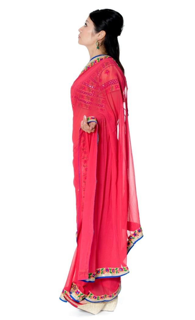 送料無料 カッチ刺繍テイストのジョーゼットインドサリー チョリ付き ビビットピンク 民族衣装 デコレーション布 レディース エの通販はau Pay マーケット インド アジアの雑貨と衣料 Tirakita