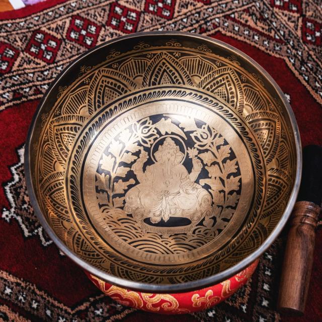 【送料無料】 【一点物】ガネーシャ 細密彫りチベタンアンティックシンギングボウル【音階：Bb】約1566g(スティック付属) / アンティーク ネパール 楽器 シンギングボール 仏教 瞑想 民族楽器 インド楽器 エスニック楽器 ヒーリング楽器