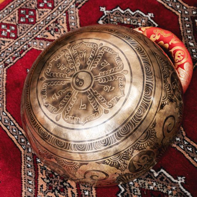 シンギングボウル 15㎝ チベット仏教 瞑想 おりん 民族楽器 新品 シンギングボウル 15㎝ チベット仏教 楽器 民族楽器 おりん 瞑想