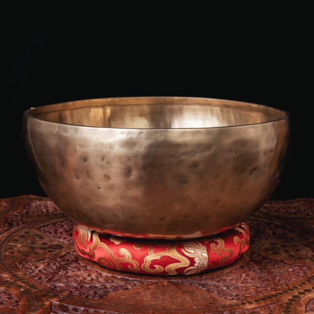【送料無料】 【一点物】アンティックシンギングボウル【音階：D】約2257g(スティック付属) / アンティーク ネパール 楽器 シンギングボール 仏教 瞑想 民族楽器 インド楽器 エスニック楽器 ヒーリング楽器