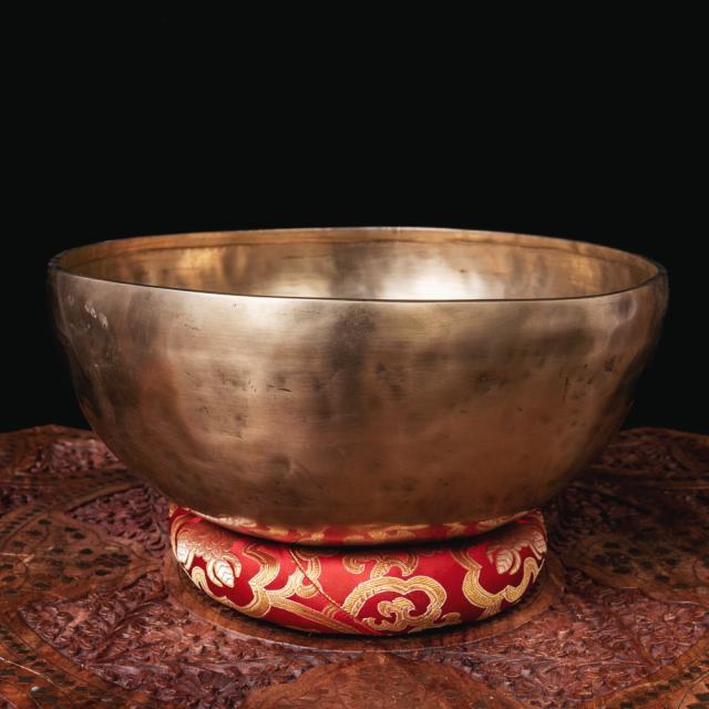 【送料無料】 【一点物】アンティックシンギングボウル【音階：D】約2428g(スティック付属) / アンティーク ネパール 楽器 シンギングボール 仏教 瞑想 民族楽器 インド楽器 エスニック楽器 ヒーリング楽器の通販は 46,068円