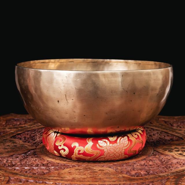 【送料無料】 【一点物】アンティックシンギングボウル【音階：E】約2263g(スティック付属) / アンティーク ネパール 楽器 シンギングボール 仏教 瞑想 民族楽器 インド楽器 エスニック楽器 ヒーリング楽器
