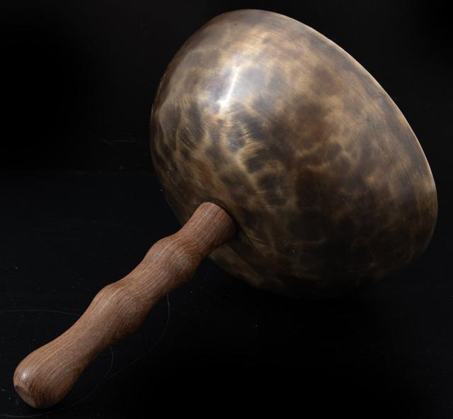 【送料無料】 【1点物】ハンドル付き ハンドメイド シンギングボウル 直径 19cm程度 音階 C# / シンギングボール ネパール 楽器 打楽器 仏教 瞑想 yoga ヨガ 用品_3