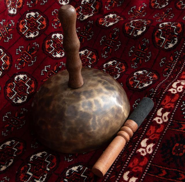 【送料無料】 【1点物】ハンドル付き ハンドメイド シンギングボウル 直径 19cm程度 音階 C# / シンギングボール ネパール 楽器 打楽器 仏教 瞑想 yoga ヨガ 用品_4