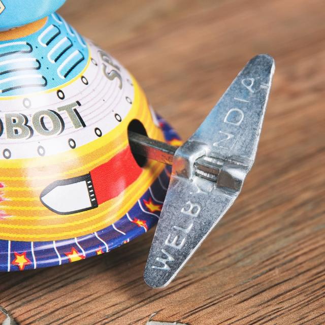 ゼンマイ式 クルクル動き回るスペースロボット インドのレトロなブリキのおもちゃ ぜんまい式玩具 ブリキ玩具 ティントイ アジア エスニック 雑貨の通販は - インド アジアの雑貨と衣料 - TIRAKITA 通販サイト