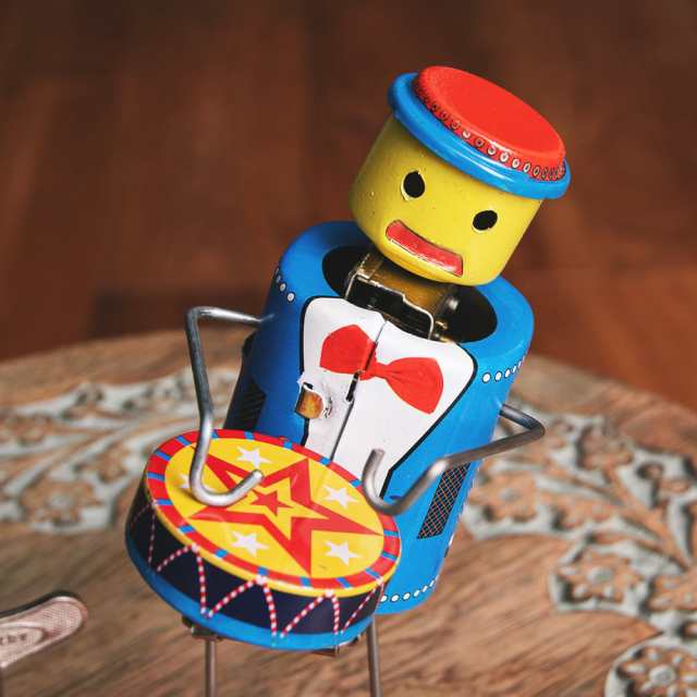 ゼンマイ式 ドラムを奏でるロボットドラマー インドのレトロなブリキのおもちゃ / ぜんまい式玩具 楽器 ブリキ玩具 ティントイ アジア エ｜au  PAY マーケット