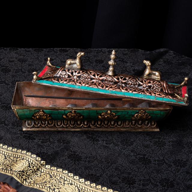 【送料無料】 銅造り チベット香用 蓋付きお香立て 吉祥文様 【約21cm×約7.5cm】 / アンティーク チベタン 高品質 ネパール インセンス インド アジア エスニックの通販は