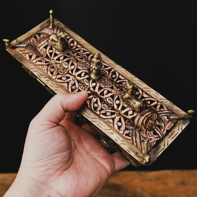 【送料無料】 銅造り チベット香用 蓋付きお香立て 吉祥文様 【約21cm×約7.5cm】 / アンティーク チベタン 高品質 ネパール インセンス インド アジア エスニックの通販は