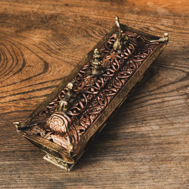 【送料無料】 銅造り チベット香用 蓋付きお香立て 吉祥文様 【約21cm×約7.5cm】 / アンティーク チベタン 高品質 ネパール インセンス インド アジア エスニックの通販は
