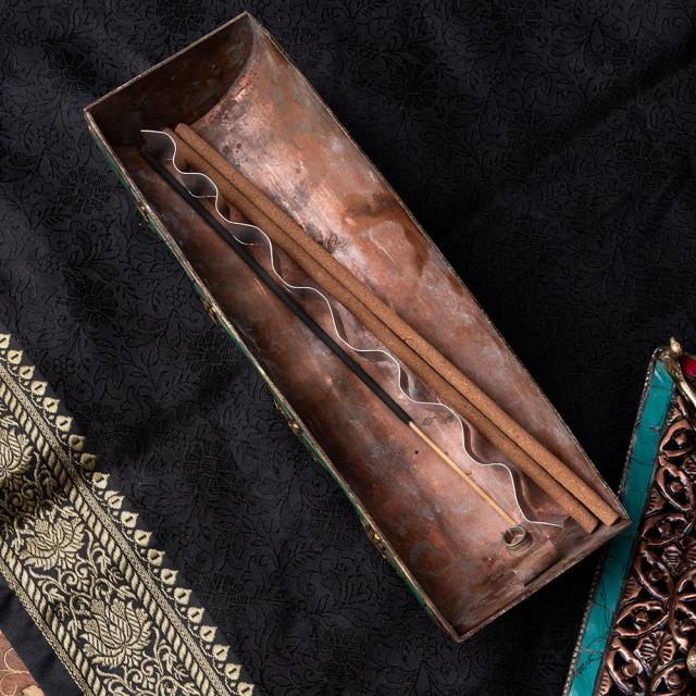 【送料無料】 銅造り チベット香用 蓋付きお香立て 吉祥文様 【約21cm×約7.5cm】 / アンティーク チベタン 高品質 ネパール インセンス インド アジア エスニックの通販は
