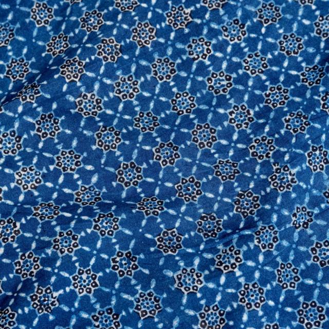 【送料無料】 〔約3.8m 長尺布】伝統息づくインドから 昔ながらの木版藍染めアジュラックデザインの伝統模様布〔横幅：約111cm〕 / ウッドブロック Ajrak 木版染め ボタニカル 唐草模様 手芸 アジアン インテリア エスニックの通販は 7,080円