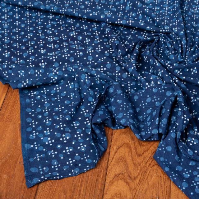 1m切り売り 伝統息づく南インドから 昔ながらの木版インディゴ藍染布 ドット模様 横幅 約113cm 藍染め ウッドブロック 木版染め の通販はau Pay マーケット インド アジアの雑貨と衣料 Tirakita