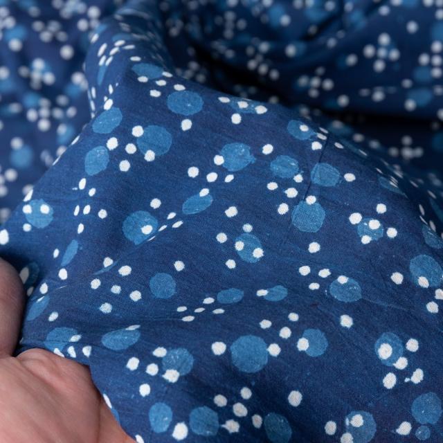 1m切り売り 伝統息づく南インドから 昔ながらの木版インディゴ藍染布 ドット模様 横幅 約113cm 藍染め ウッドブロック 木版染め の通販はau Pay マーケット インド アジアの雑貨と衣料 Tirakita